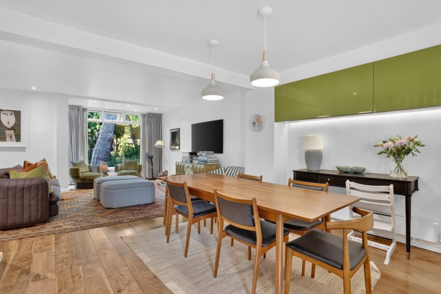 House Woodsford Square in Greater London