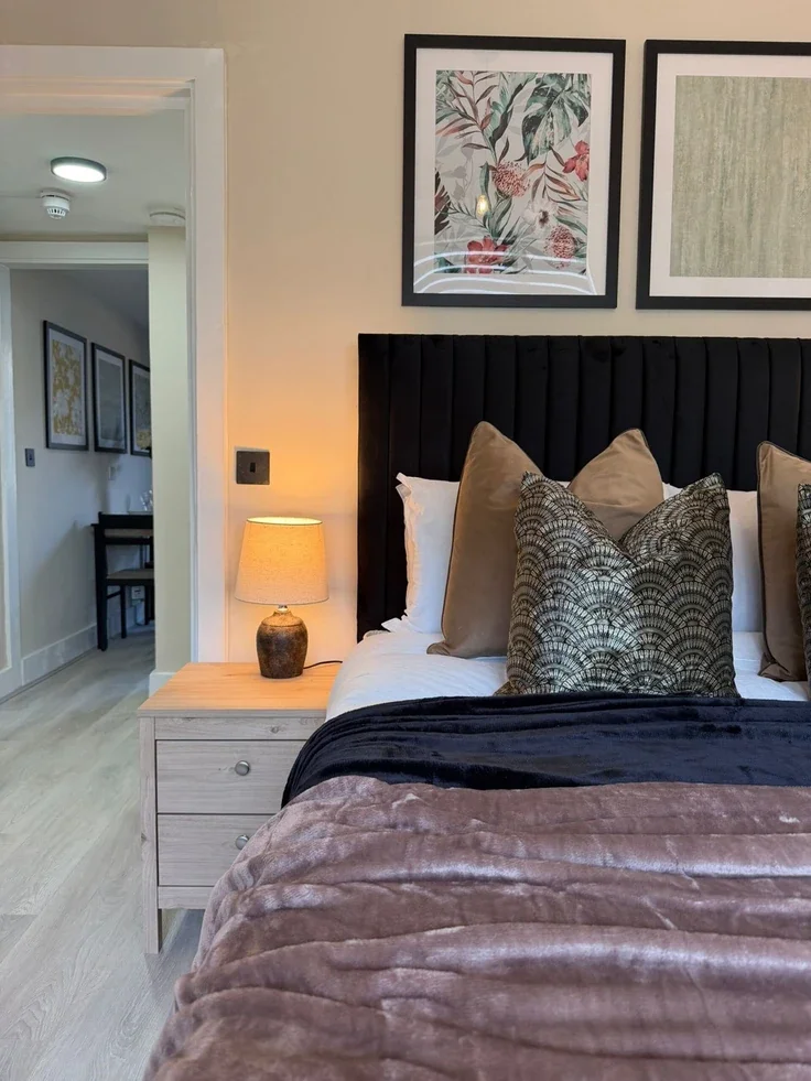 Flat Askew Crescent in Greater London