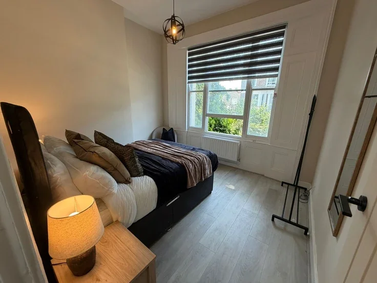 Flat Askew Crescent in Greater London