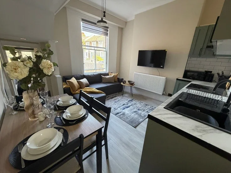 Flat Askew Crescent in Greater London