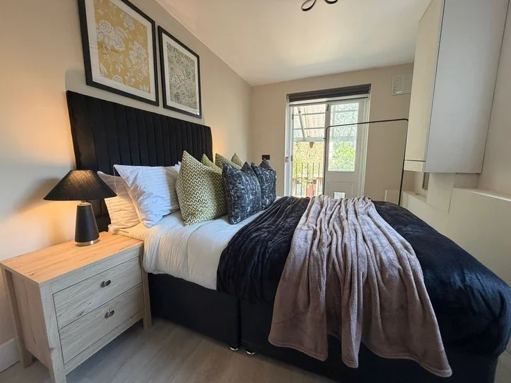 Flat Askew Crescent in Greater London