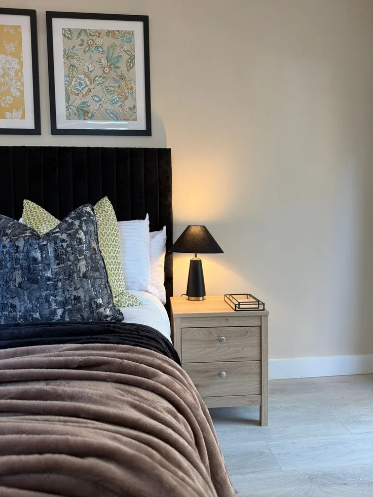 Flat Askew Crescent in Greater London