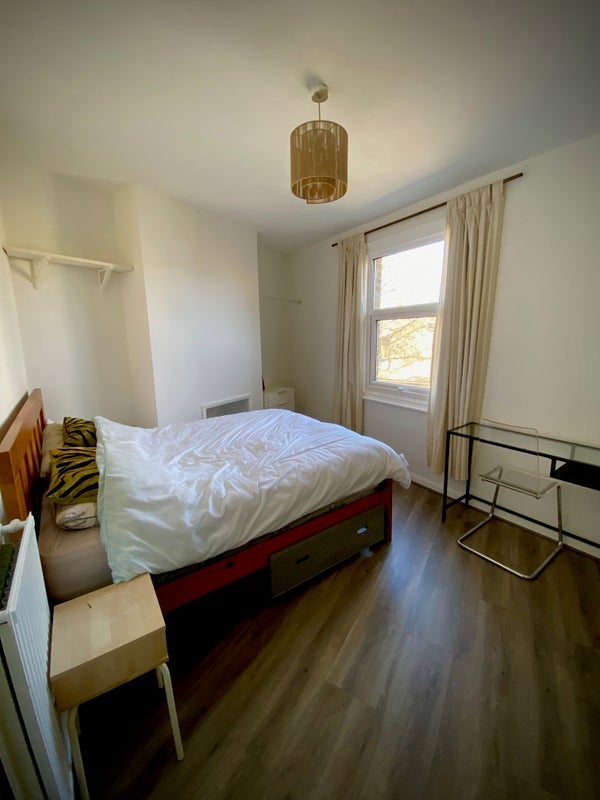 Room Brampton Road in Greater London