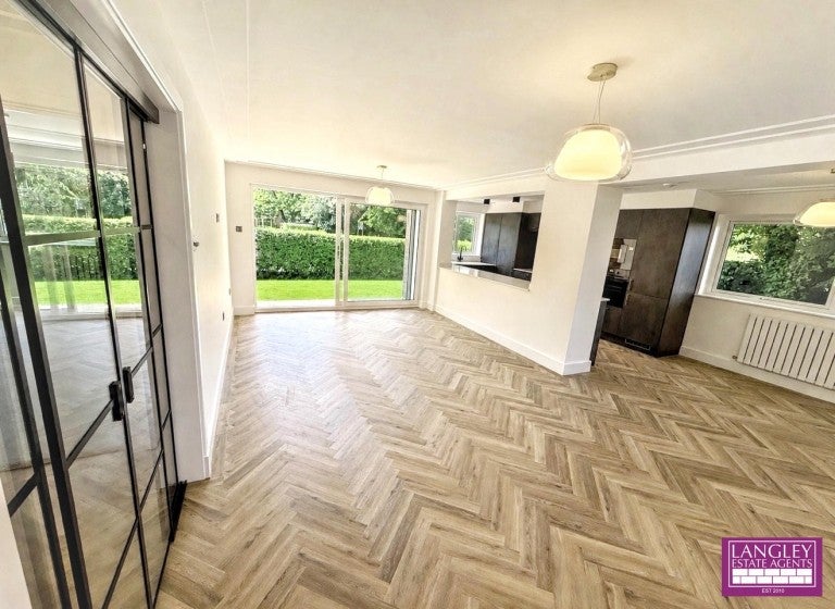 Flat Wickham Road in Greater London