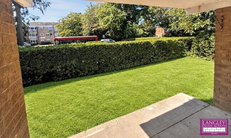 Flat Wickham Road in Greater London