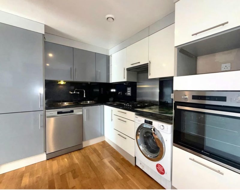 Room Dukes Way in Greater London
