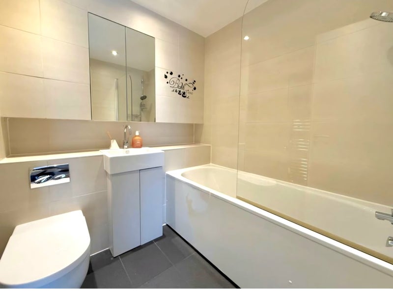 Room Dukes Way in Greater London