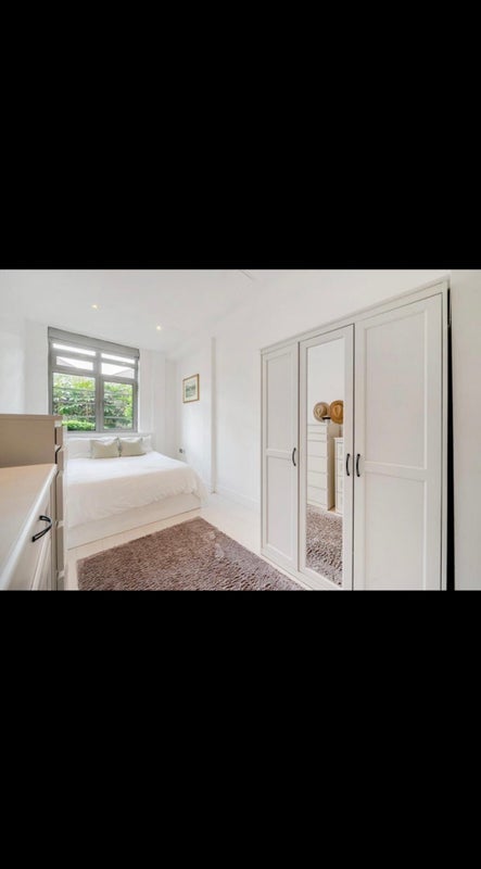 Flat Romeyn Road in Greater London