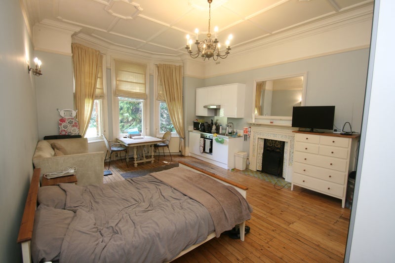 Flat Freeland Road in Greater London