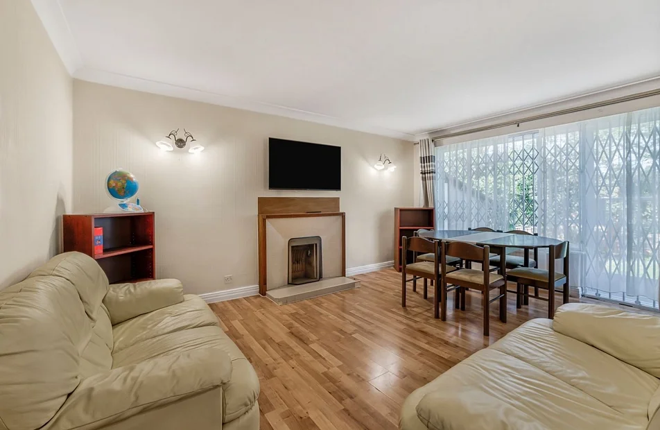 Flat The Ridings in Greater London