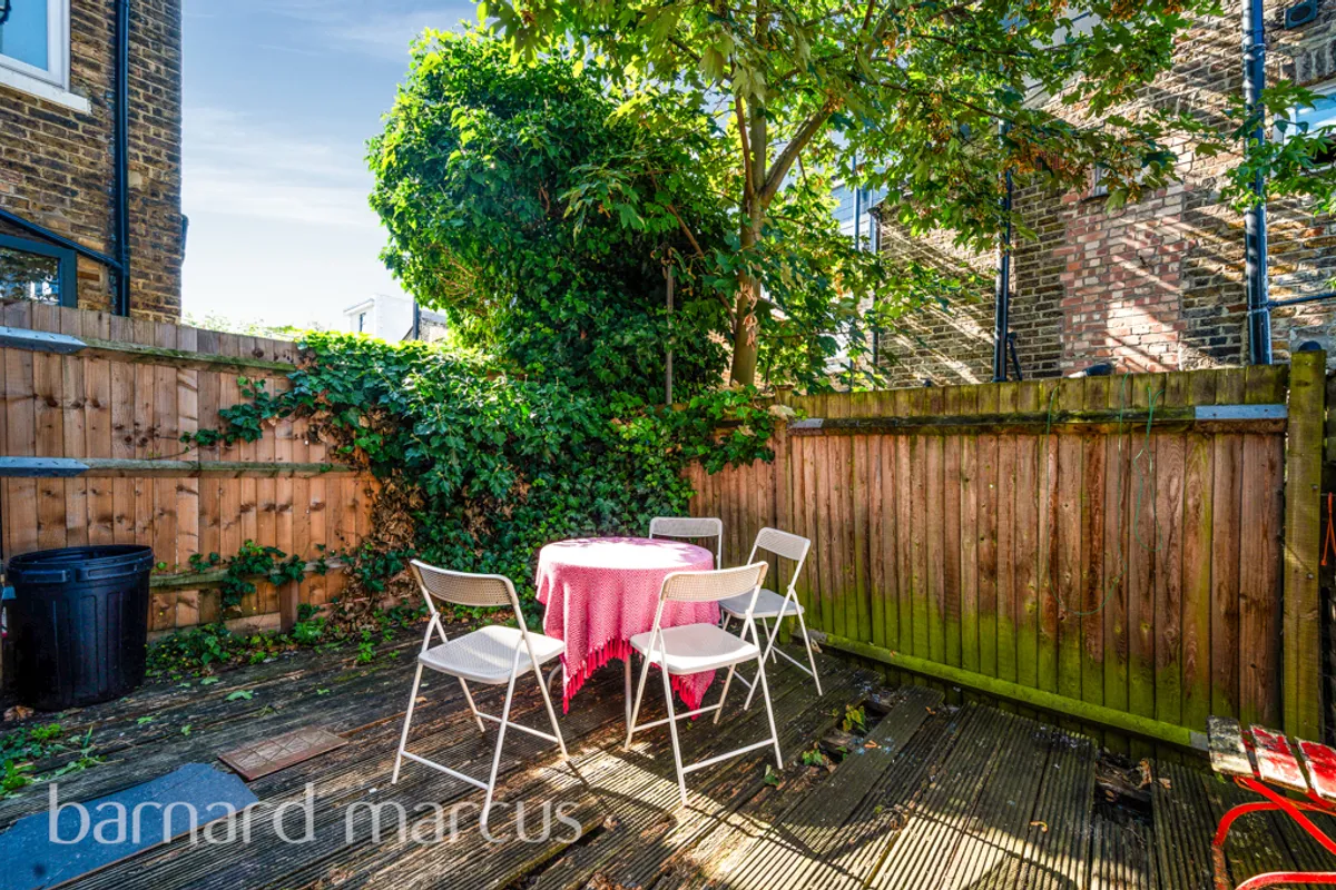 House Hereward Road in Greater London