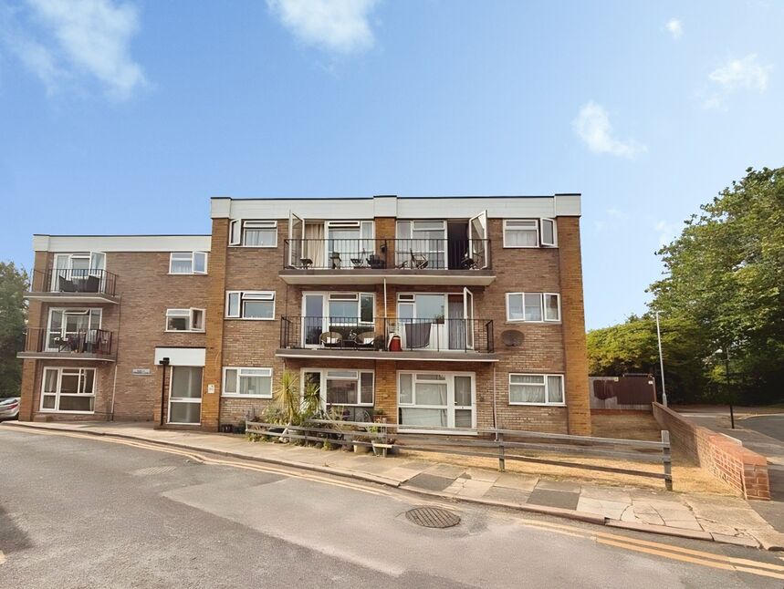 Flat Lyndhurst Court in Hove