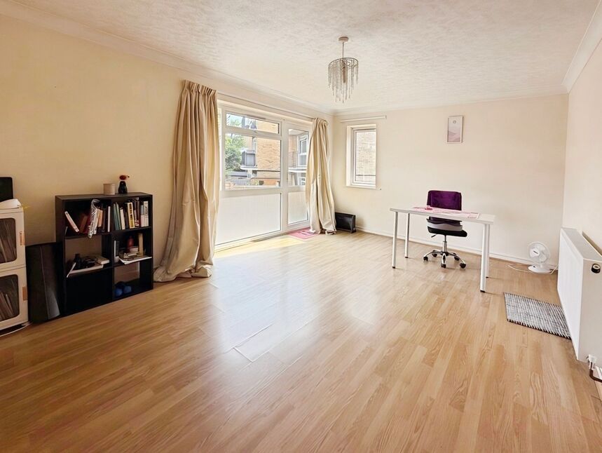 Flat Lyndhurst Court in Hove