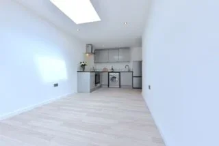 Flat Dawlish Avenue in Greater London