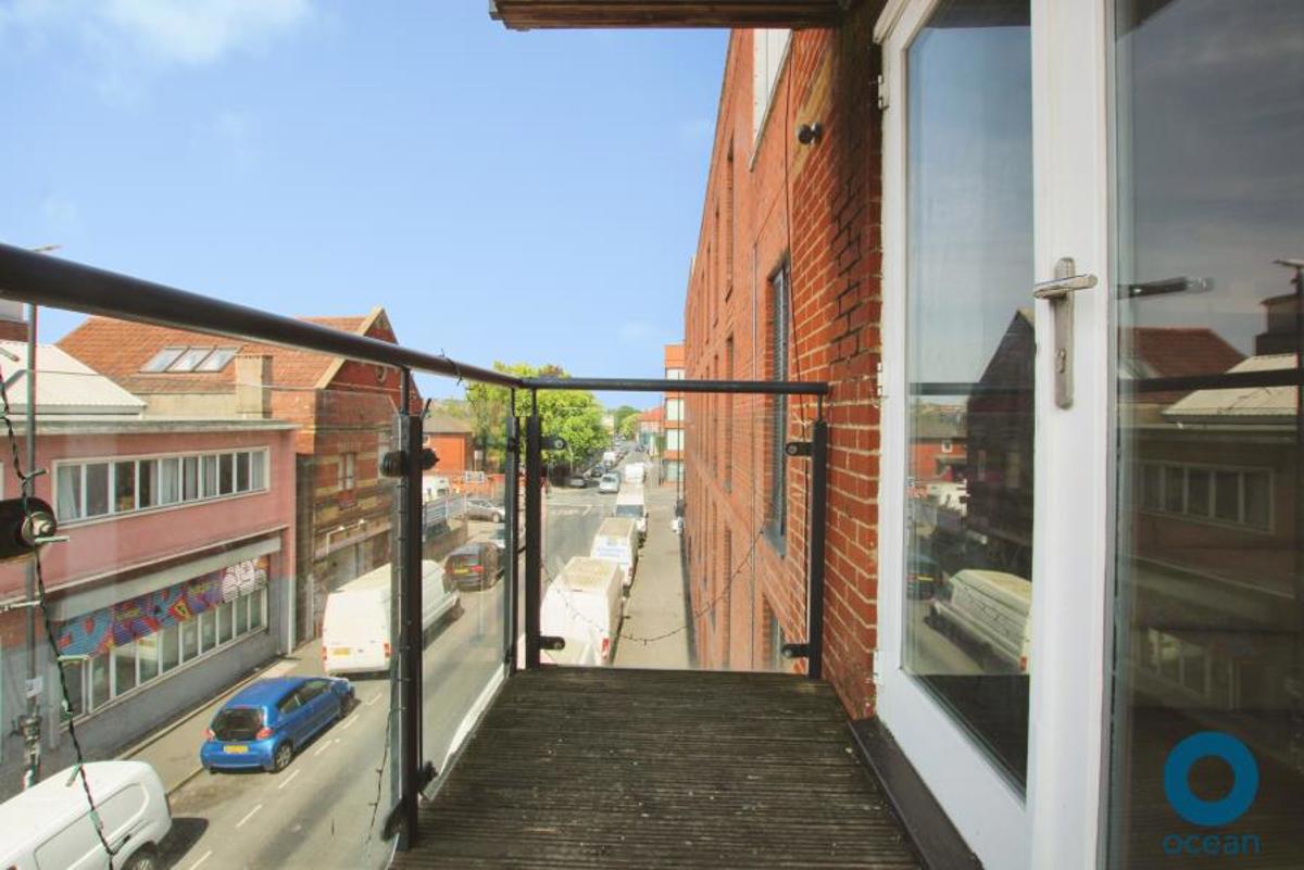 Flat Cave Street in Bristol