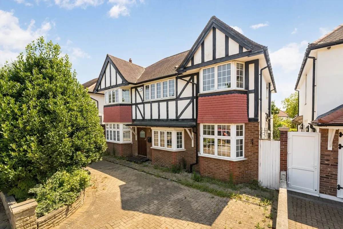 House Beaufort Road in Greater London