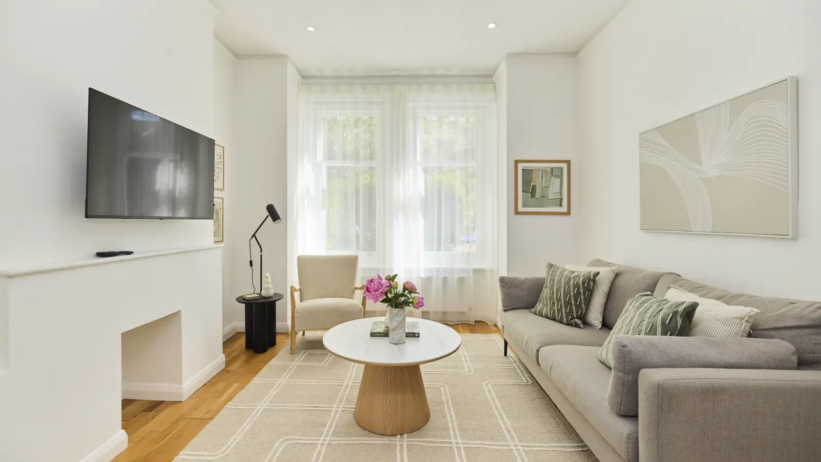 Flat Barcombe Avenue in Greater London