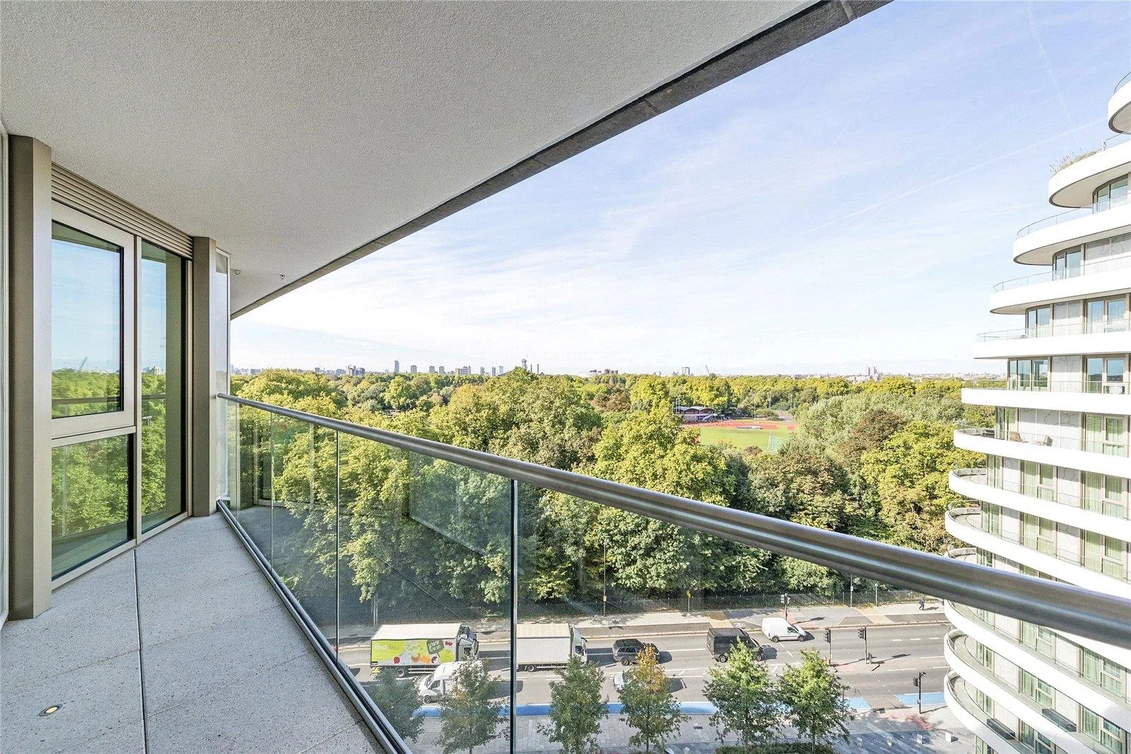 Flat Queenstown Road in Greater London