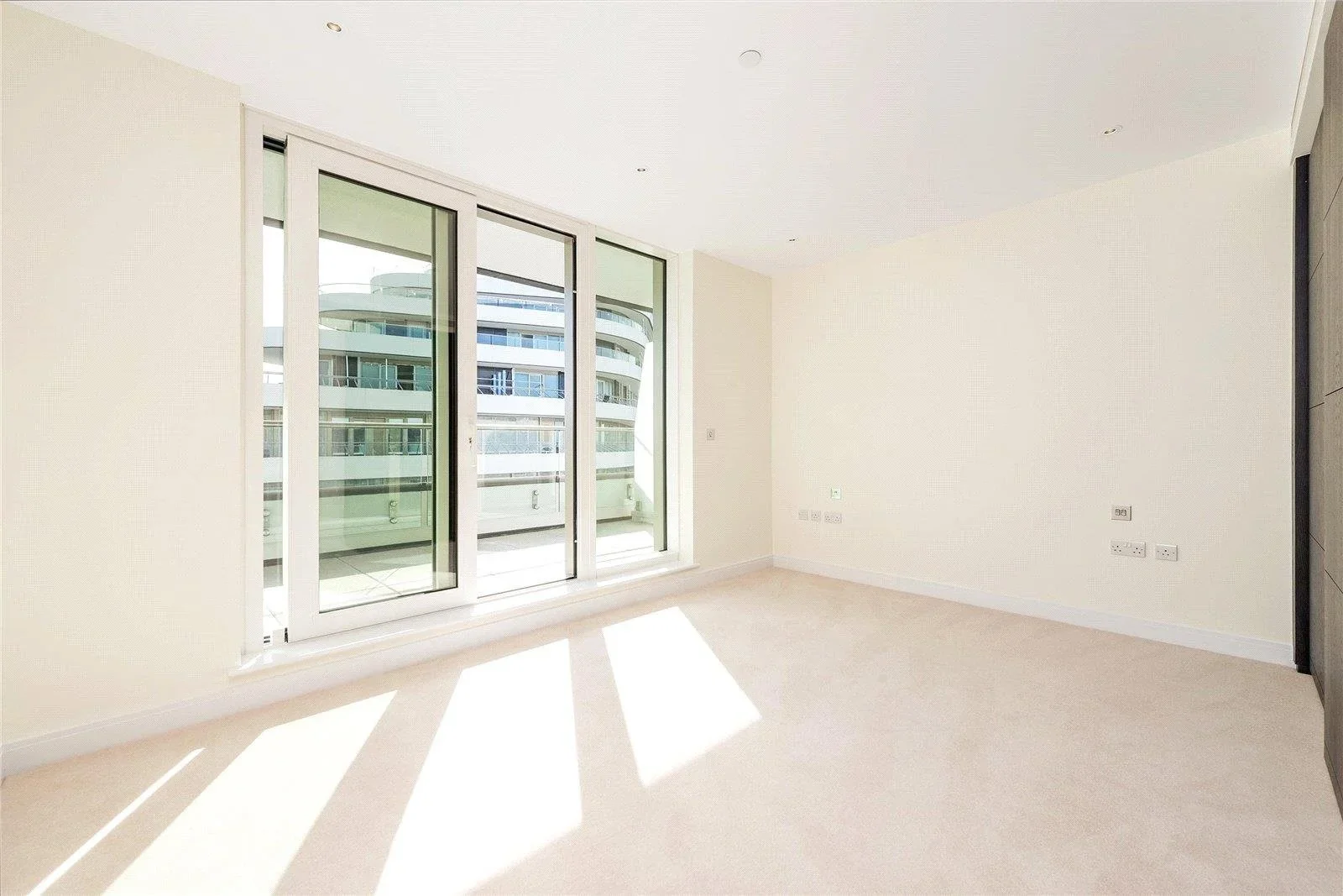 Flat Queenstown Road in Greater London