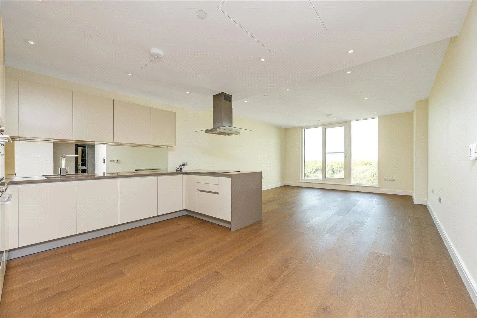Flat Queenstown Road in Greater London