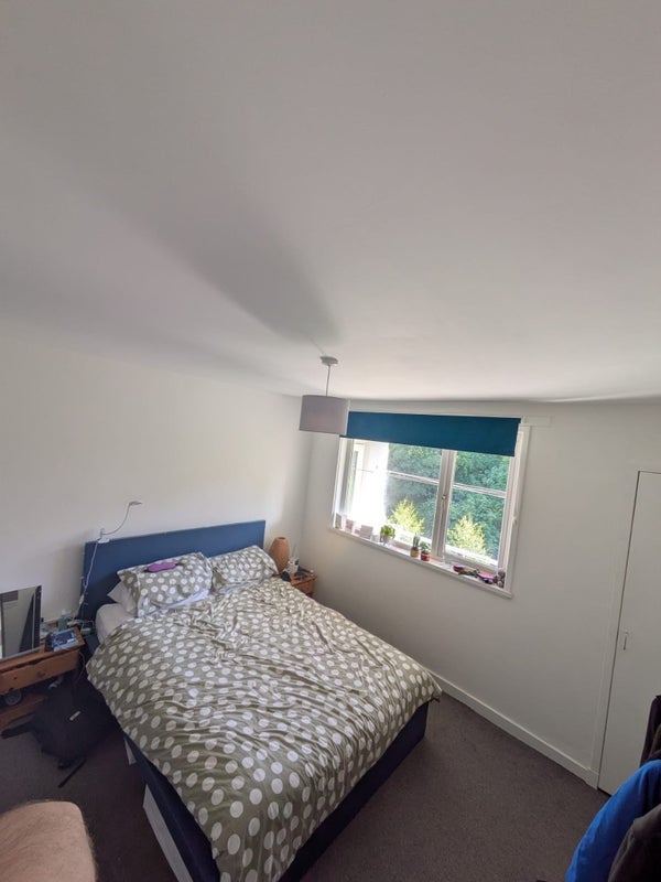 Room Tantallon Road in Glasgow