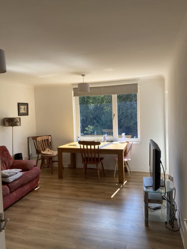 Room Tantallon Road in Glasgow