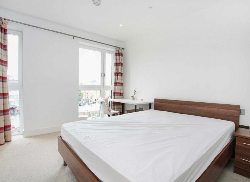 Flat New Drum Street in Greater London