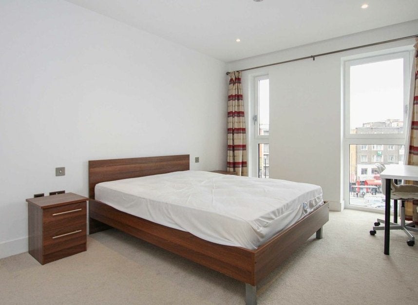 Flat New Drum Street in Greater London