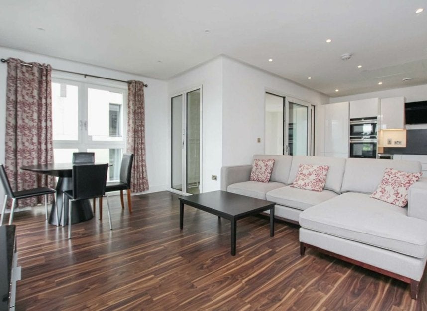 Flat New Drum Street in Greater London