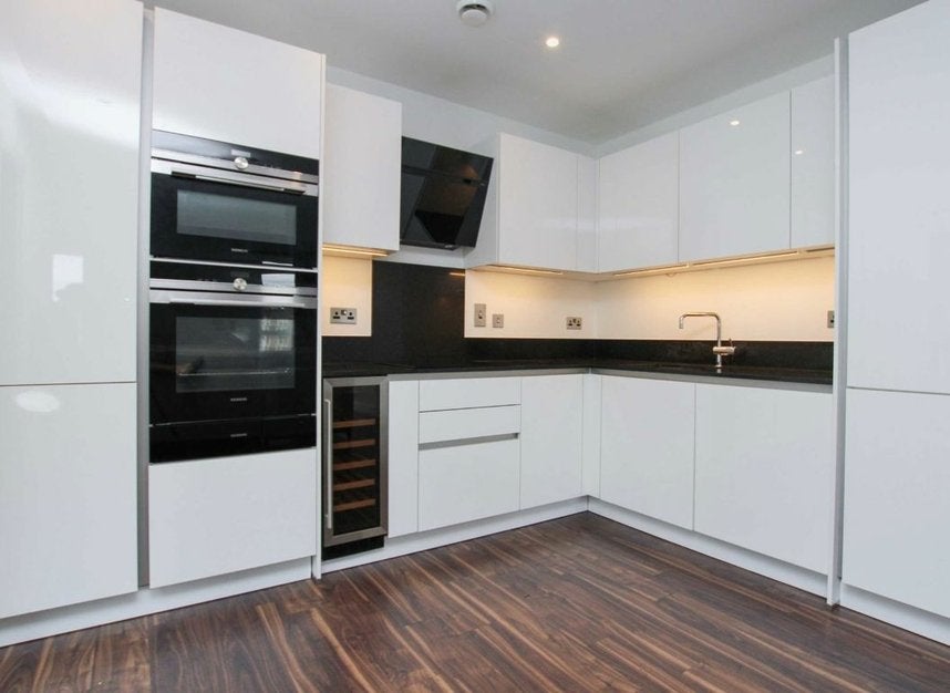 Flat New Drum Street in Greater London