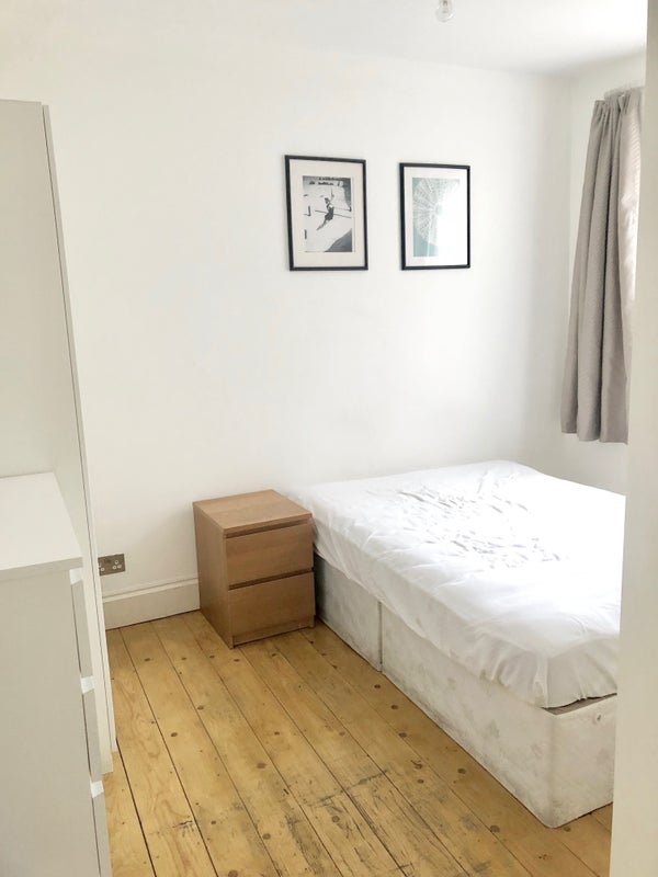 Room Bedford Road in Greater London