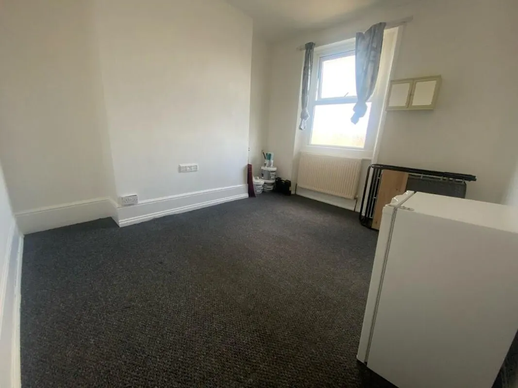 Room Sunderland Road in Greater London