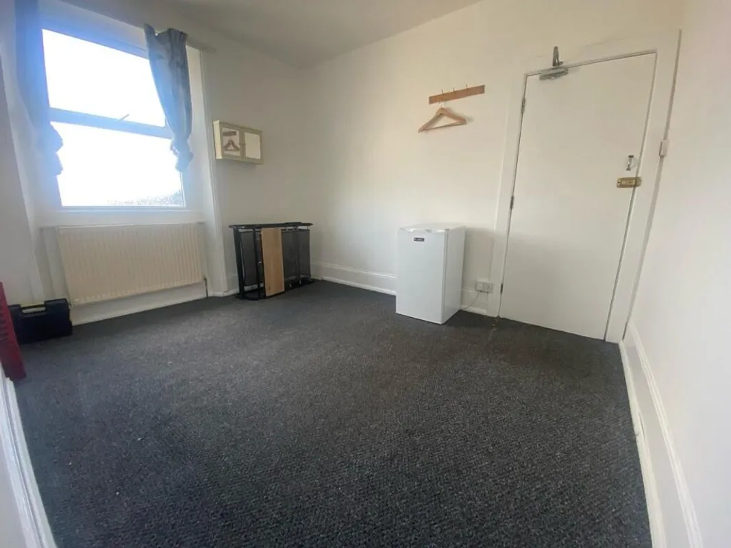 Room Sunderland Road in Greater London