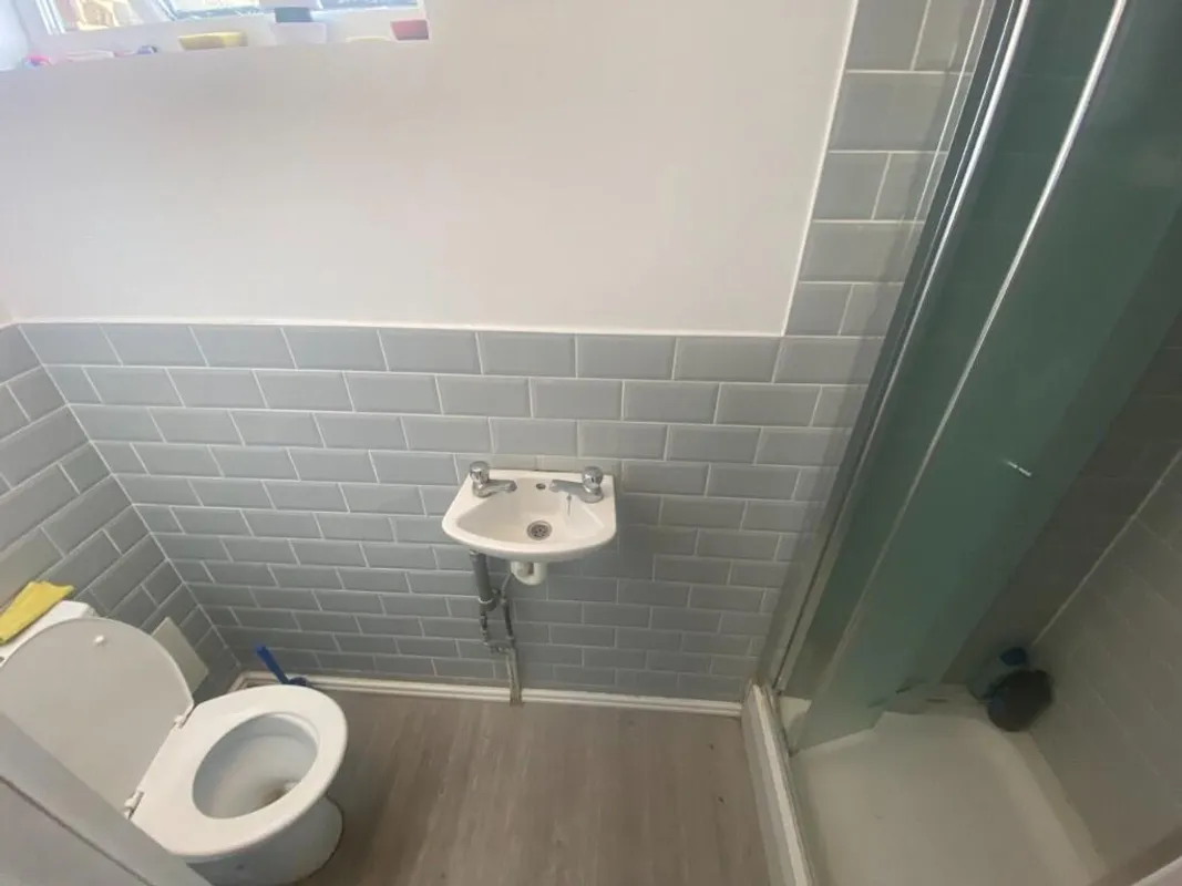 Room Sunderland Road in Greater London