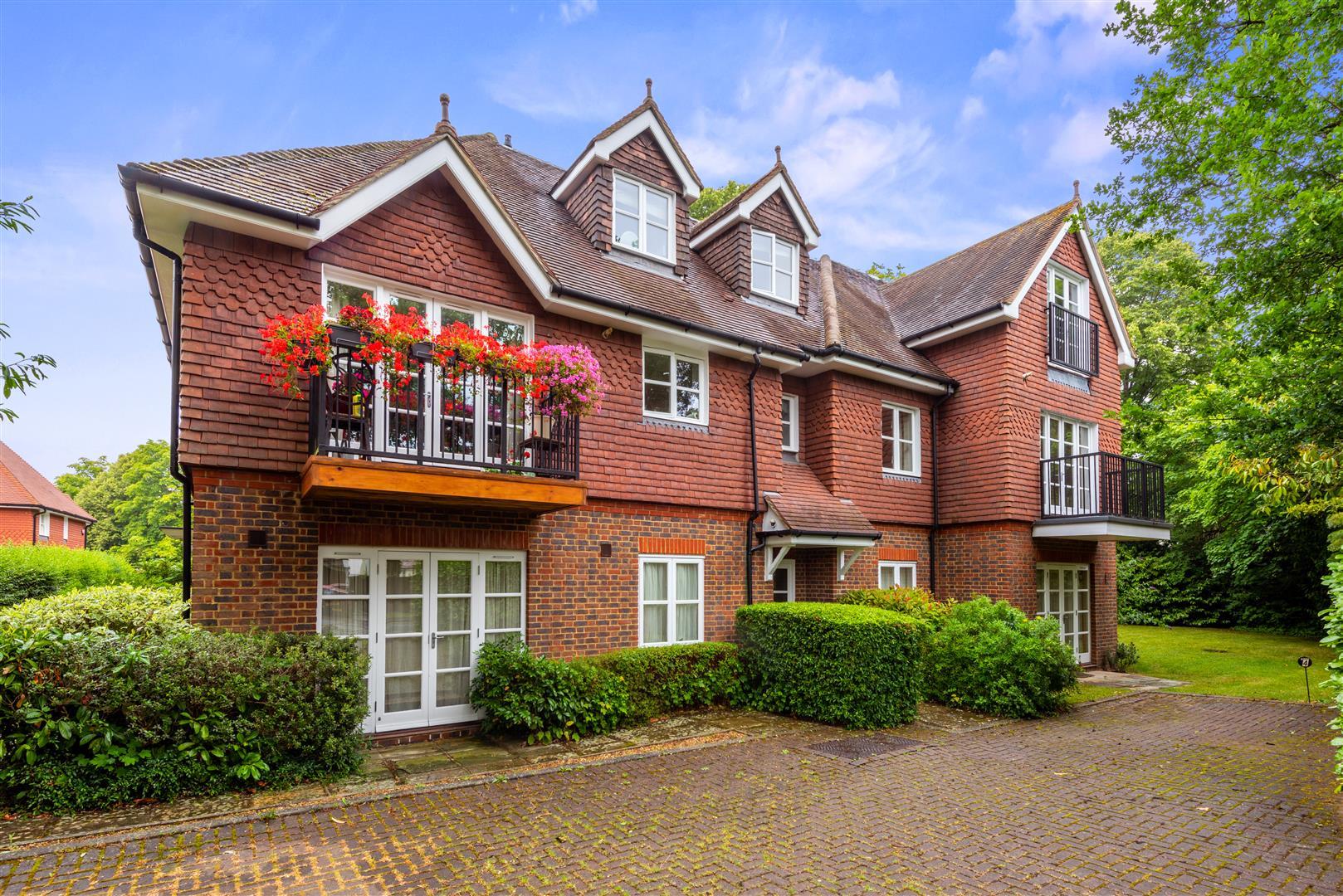 Flat Ringley Avenue in Reigate and Banstead