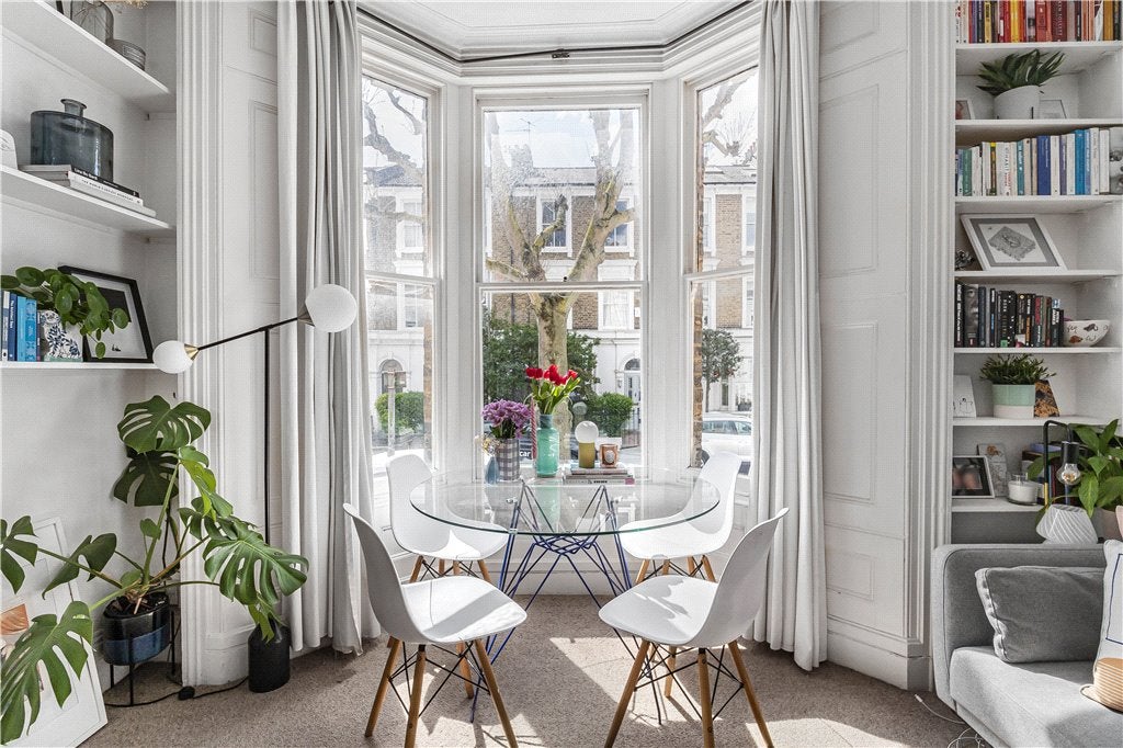 Flat Disraeli Road in Greater London