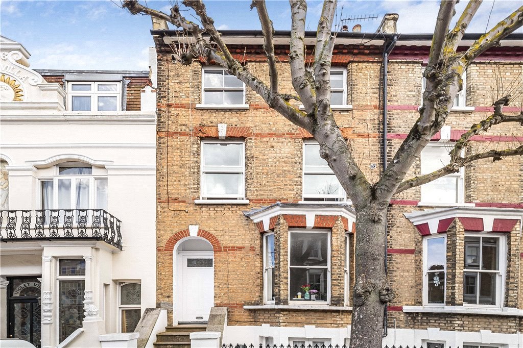 Flat Disraeli Road in Greater London