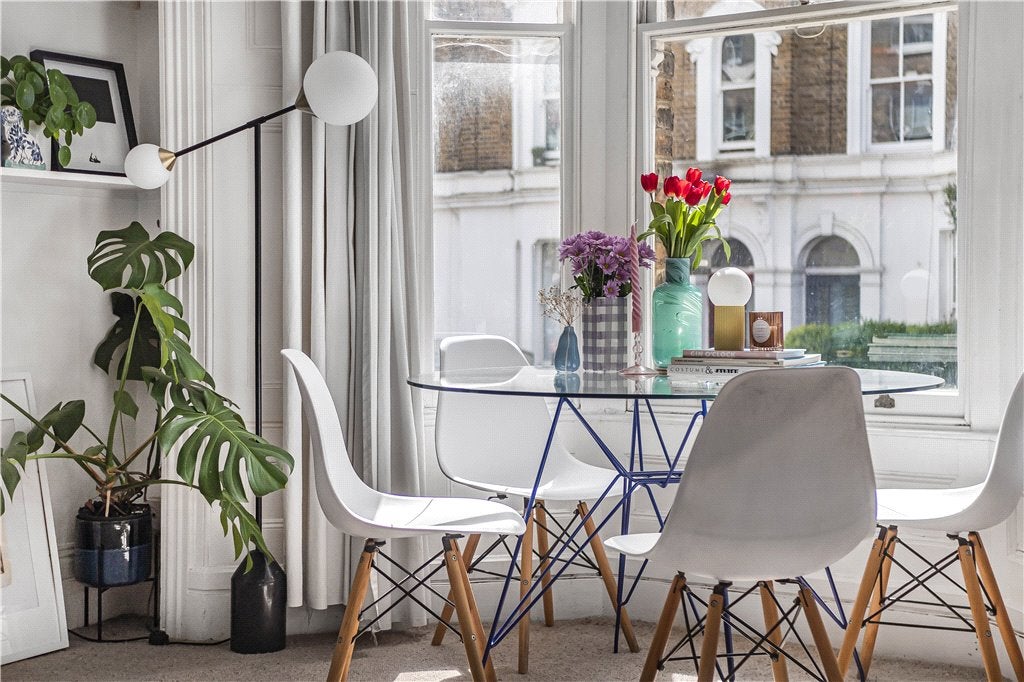 Flat Disraeli Road in Greater London