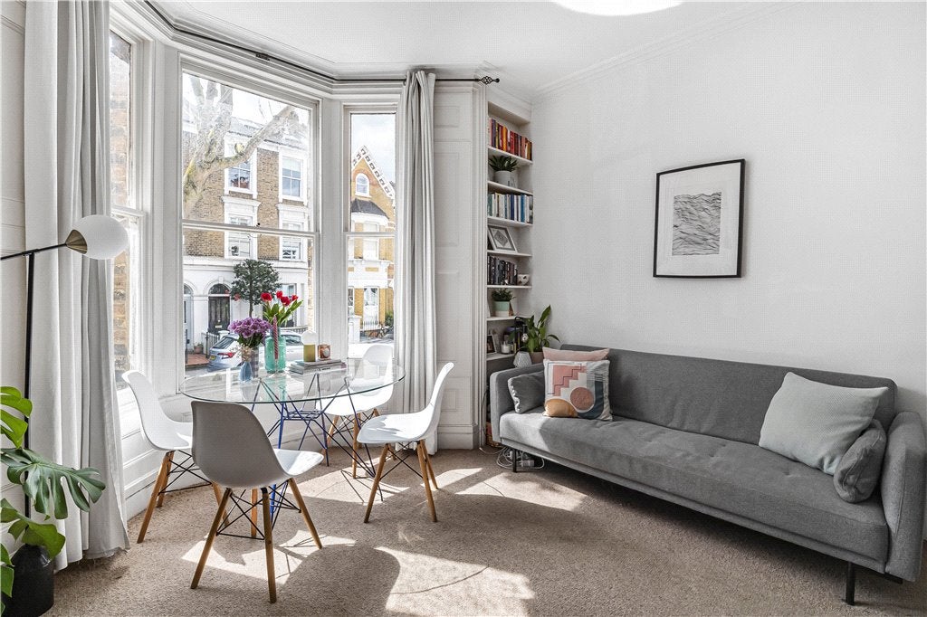 Flat Disraeli Road in Greater London