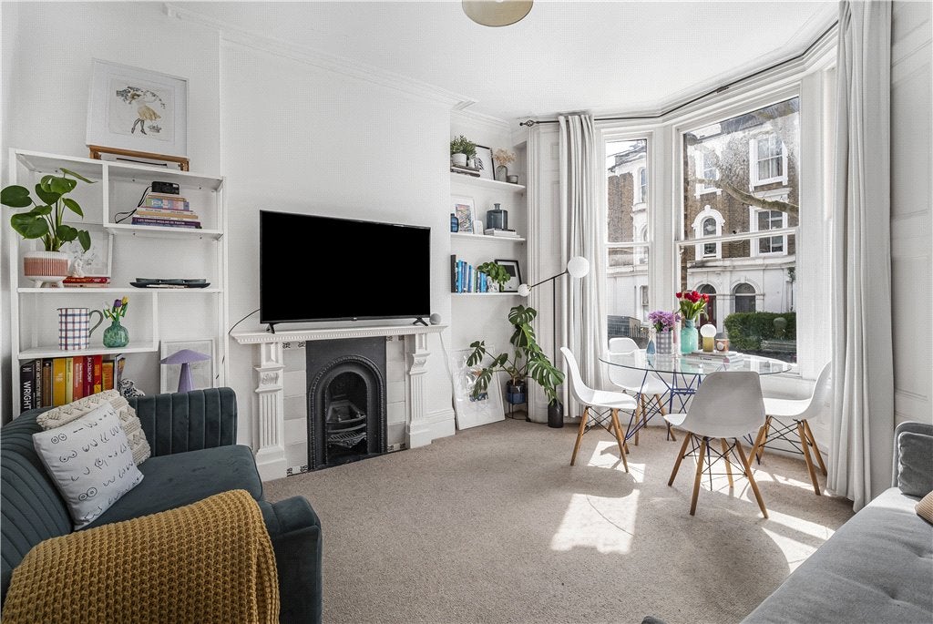 Flat Disraeli Road in Greater London