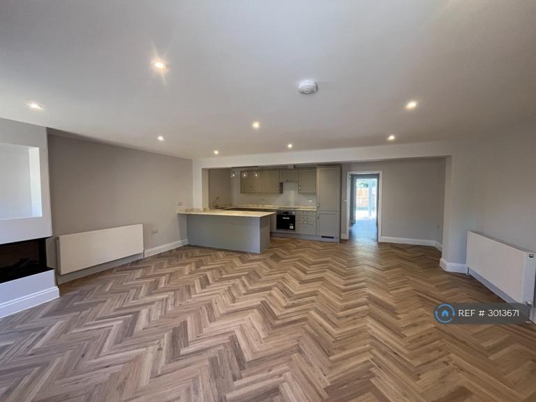 Flat Aylen Way in Derry Hill