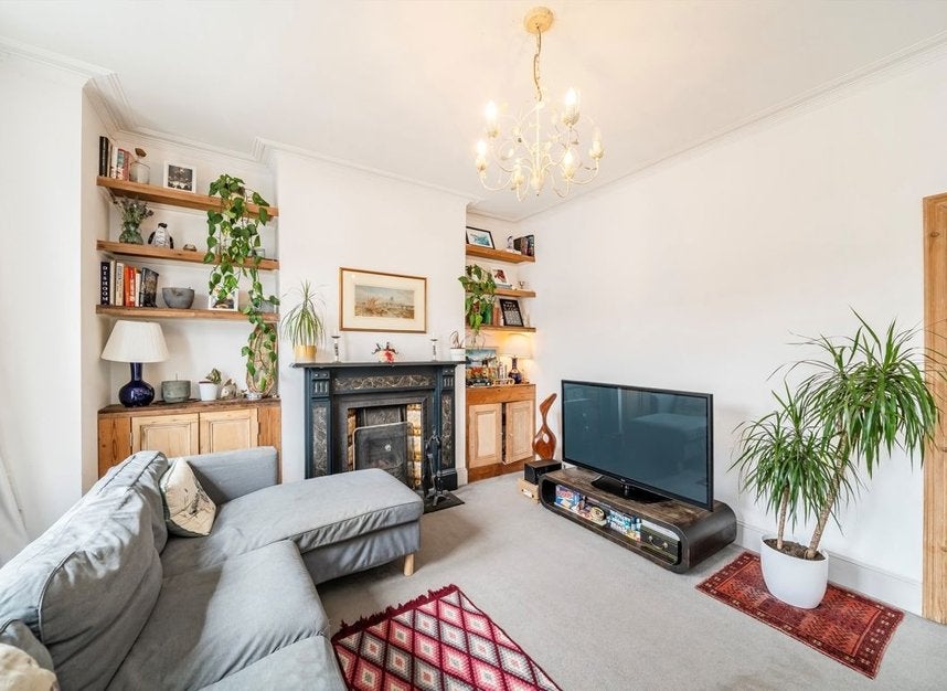 Flat Eastwood Street in Greater London