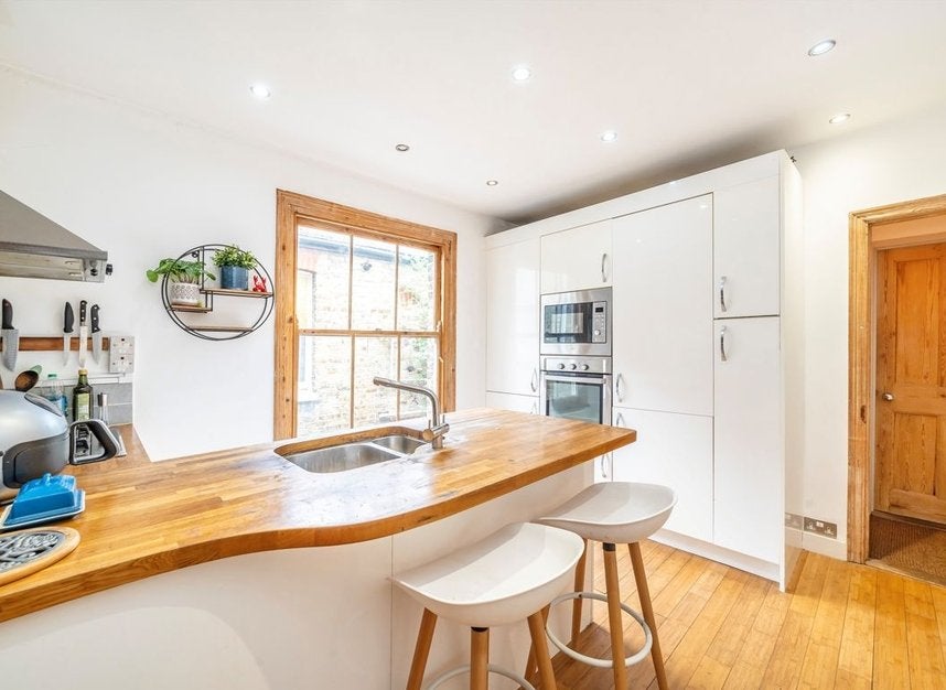 Flat Eastwood Street in Greater London