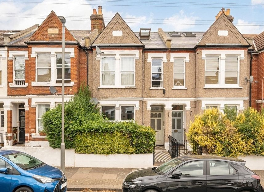 Flat Eastwood Street in Greater London