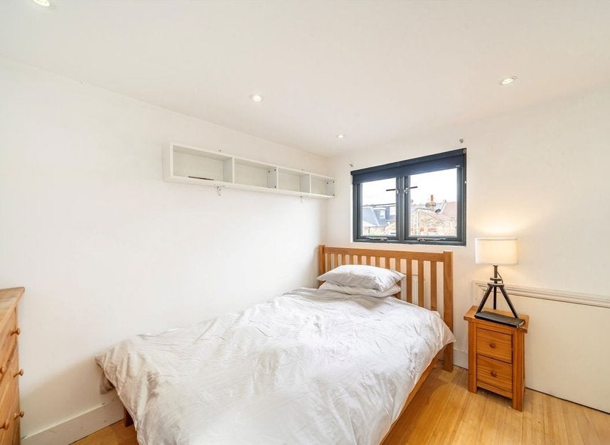 Flat Eastwood Street in Greater London
