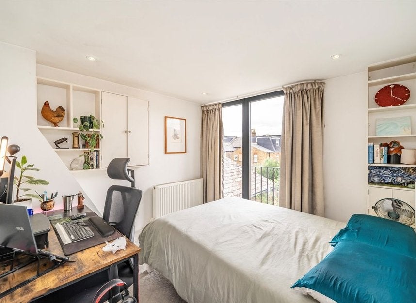 Flat Eastwood Street in Greater London