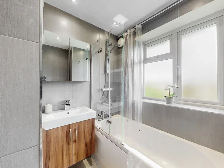 Flat Broadhurst Gardens in Greater London