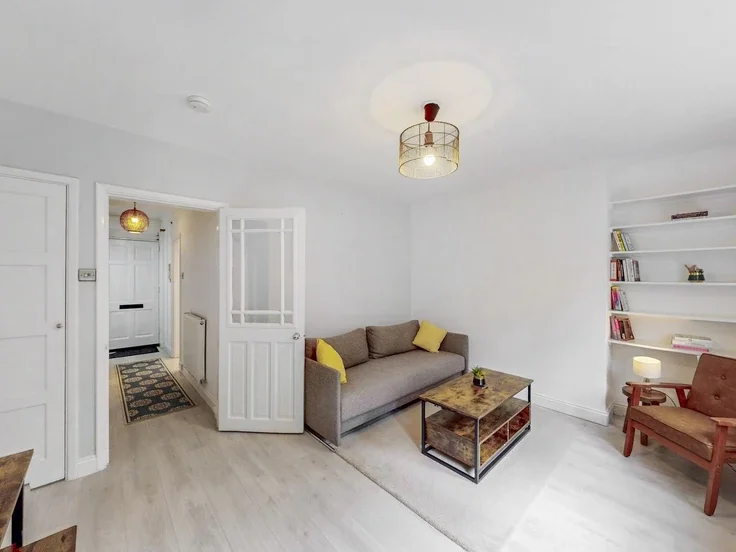 Flat Broadhurst Gardens in Greater London