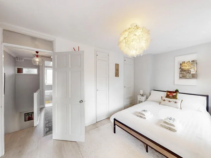 Flat Broadhurst Gardens in Greater London