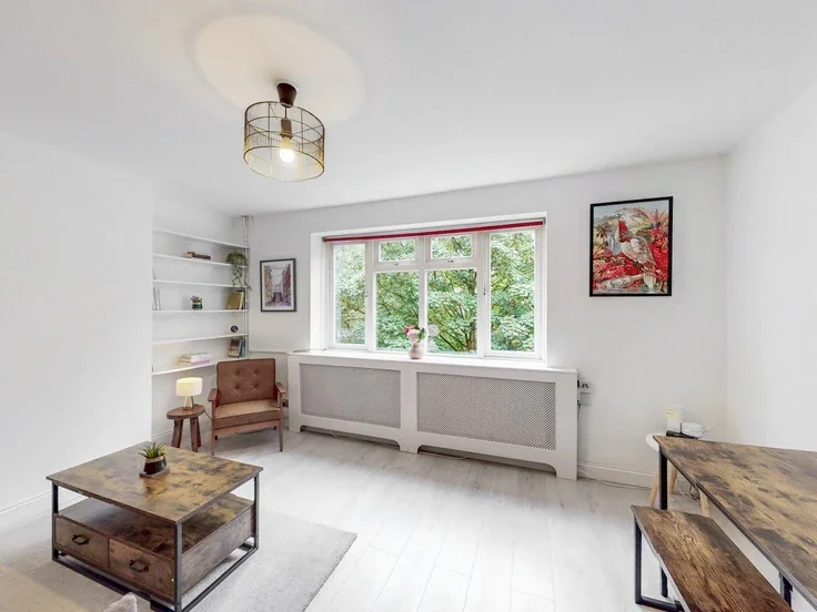 Flat Broadhurst Gardens in Greater London